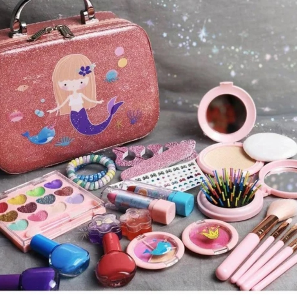 NIB Fun Makeup Kit with Brushes and Accessories